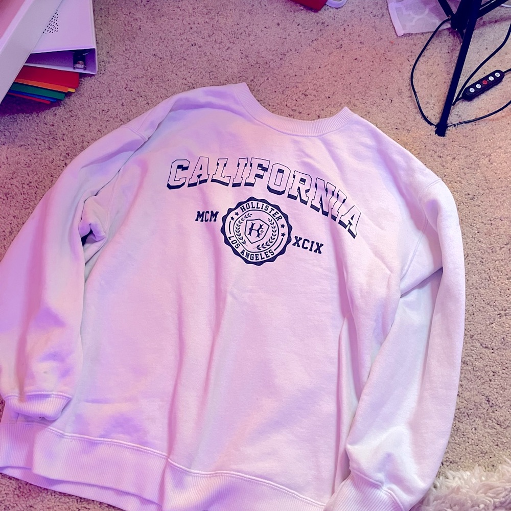 Very oversized soft California crewneck.